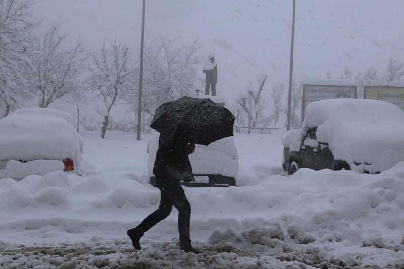 Ankara Valiliği kar yağışı ve buzlanmaya karşı uyardı